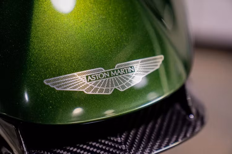 Đặc biệt, logo của Aston Martin được chế tác tinh xảo bằng công nghệ laser. Phong cách này chỉ được áp dụng cho các mẫu hypercar của thương hiệu như chiếc Valkyrie.