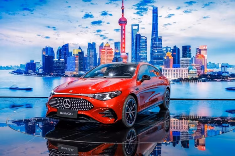  Mercedes-Benz CLA L 2025 mới là phiên bản kéo dài trục cơ sở của dòng sedan CLA, nhằm khẳng định cam kết lâu dài với thị trường Trung Quốc và phục hồi doanh số sau khi ghi nhận mức giảm 10% trong quý I/2025.