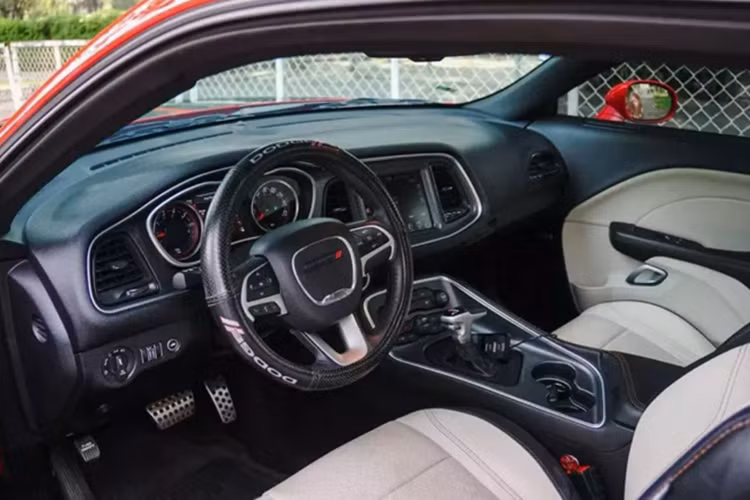 Bỏ ra số tiền hơn 2 tỷ đồng, khách hàng sẽ nhận được một chiếc Dodge Challenger SXT 2016 được trang bị động cơ Pentastar V6, dung tích 3.6 lít, sản sinh công suất tối đa 305 mã lực tại vòng tua 6.350 vòng/phút và mô-men xoắn cực đại 362 Nm tại vòng tua 4.800 vòng/phút.