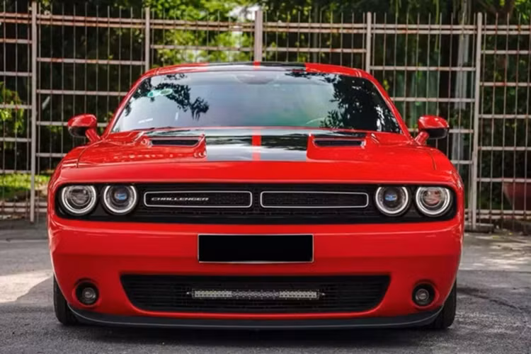 Chiếc xe Dodge Challenger SXT cơ bắp Mỹ này đã độ thêm 2 bộ phuộc, 1 bộ AGT Shock và 1 bộ Air Lift nâng hạ gầm, 2 pô Akrapovic và Borla, độ thêm 4 cùm phanh, đĩa phanh, lốp mới, xe có sấy, sưởi ghế, cửa nóc, ghế lái chỉnh điện và mâm 20 inch.
