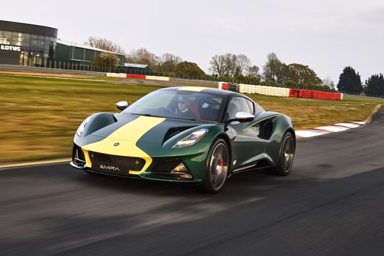 Thân xe Emira được hoàn thiện bằng lớp sơn màu xanh - Clark Racing Green với phần mái màu đen tương phản, gương chiếu hậu bạc và sọc đua màu vàng mang tính biểu tượng ở phần đầu xe - chi tiết cảm hứng từ Lotus Type 38 vô địch Indianapolis 500 năm 1965 của Clark.