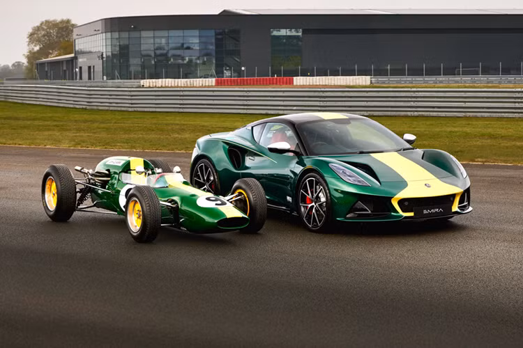 Di sản của Jim Clark và team Lotus mãi mãi được ghi vào lịch sử thể thao mô tô. Năm 1965, Clark giành chức vô địch Thế giới F1 với Team Lotus và chiến thắng tại Indianapolis 500 mang tính biểu tượng, cú đúp đáng kinh ngạc mà chưa từng lặp lại.