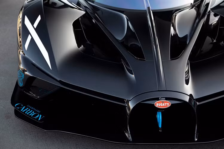 Gần như các đường nét quen thuộc của Chiron và các biến thể đều đã được thay đổi trên Bolide, giúp chiếc xe có khả năng khí động học tối ưu trên đường đua.