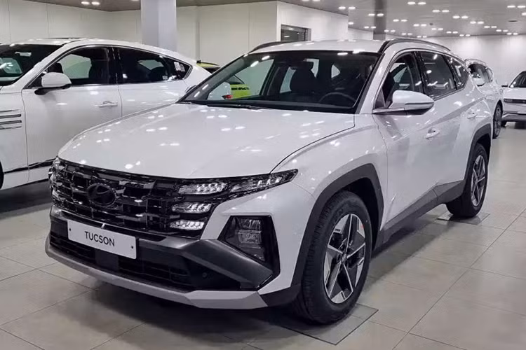 Một chiếc Hyundai Tucson 2024 bản 2.0L máy dầu đặc biệt vừa được rao bán với mức giá 899 triệu đồng, thấp hơn đáng kể so với giá niêm yết 989 triệu đồng. Chiếc xe này đã ra biển số và chỉ chạy vỏn vẹn 17 km khiến mức khấu hao lên tới 211 - 231 triệu đồng tùy khu vực.