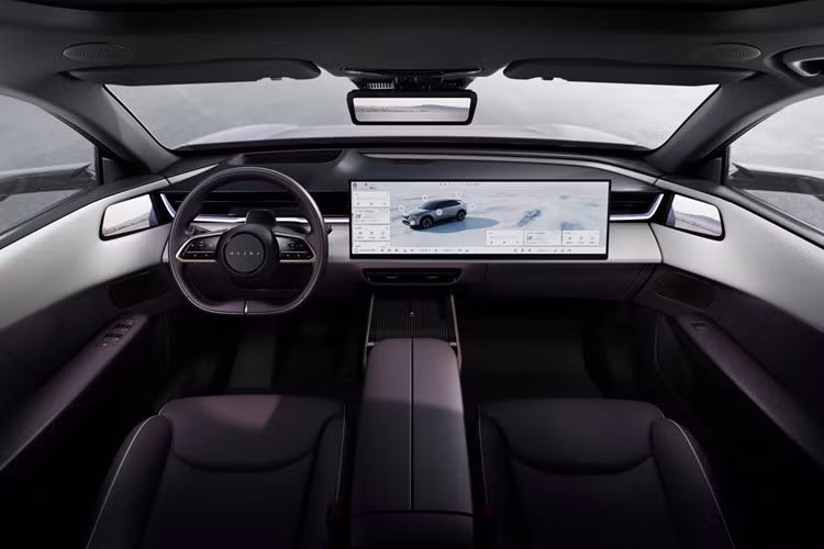 Về kích thước tổng thể, Mazda EZ-60 dài 4.850 mm, rộng 1.935 mm, cao 1.620 mm, với chiều dài cơ sở đạt 2.902 mm. Ngoại thất gây ấn tượng với dải đèn LED ban ngày sắc mảnh, lưới tản nhiệt dạng kín cùng thiết kế đuôi xe dốc mạnh, kết hợp dải đèn hậu chạy ngang thân xe.