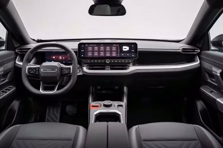 Compass 2026 vẫn giữ bản sắc của thương hiệu Jeep khi nói đến khả năng vượt địa hình. Xe có khoảng sáng gầm tối đa 20 cm, góc tiếp cận 20 độ, góc vượt đỉnh 15 độ và góc thoát 26 độ. Xe có thể lội nước với độ sâu lên đến 47 cm, cho thấy tiềm năng vận hành ấn tượng ngoài đường nhựa.