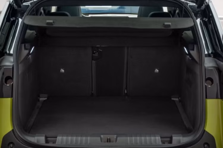 Động cơ phía sau mới được phát triển dành riêng cho Jeep cho phép chiếc xe leo dốc 20% ngay cả khi lốp trước không bám đường. Bản EV dẫn động AWD có thể chạy tối đa 650 km (chu kỳ WLTP) cho một lần sạc. Trong khi đó, bản FWD với pin 74 kWh có tầm hoạt động 500 km.