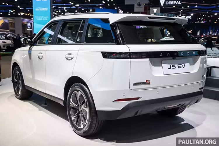 Điểm thú vị là Jaecoo J5 EV có hệ truyền động hoàn toàn khác so với đàn anh J6. Trong khi J6 có tùy chọn hệ dẫn động cầu sau hoặc 4 bánh thì J5 EV chỉ sử dụng hệ dẫn động cầu trước. Xe được trang bị 1 mô-tơ điện có công suất tối đa 211 mã lực (155 kW) và mô-men xoắn cực đại 288 Nm, cho phép tăng tốc từ 0-100 km/h trong 7,7 giây.
