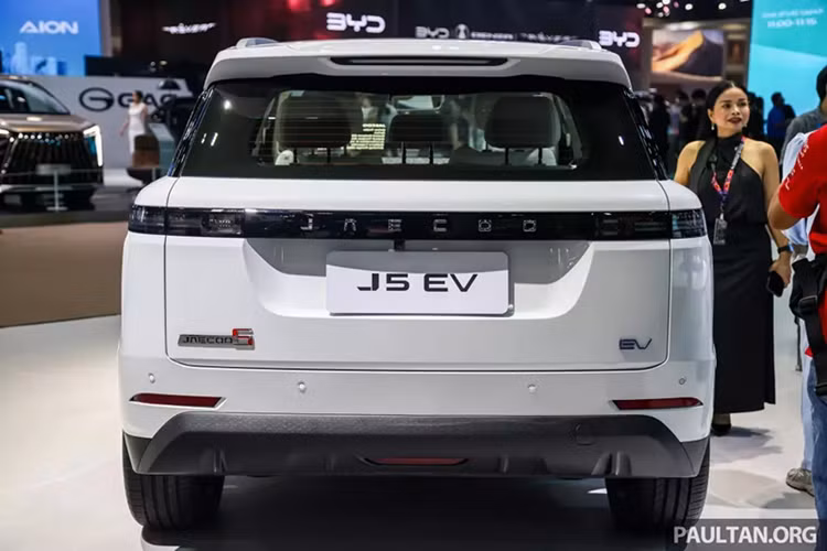 Jaecoo J5 EV có diện mạo khác biệt đáng kể so với phiên bản sử dụng động cơ đốt trong, ít nhất là ở phần đầu xe. Tại đây, lưới tản nhiệt thác nước đặc trưng của xe Jaecoo đã biến mất, thay vào đó là một dải trong suốt đi kèm dòng chữ "Jaecoo", nối liền với cụm đèn pha hình chữ nhật thanh mảnh, tạo nên một diện mạo tối giản nhưng hiện đại.