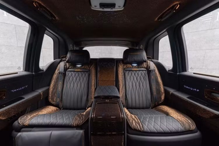 Nội thất gây ấn tượng với ghế da nâu-đen cao cấp nhập từ Ý, chỉ khâu đặc biệt, các ký tự Ả Rập và logo Mansory phát sáng, hòa quyện giữa nét sang trọng và cá tính.