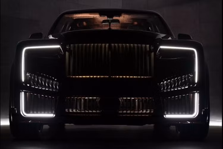 Chiếc xe SUV Rolls-Royce Cullinan Linea D’Arabo được tái thiết kế phần đầu với lưới tản nhiệt mới điểm xuyết đồng sang trọng, đèn LED chạy ban ngày hiện đại, và tượng Spirit of Ecstasy phủ màu đồng nổi bật. Nắp capo bằng đồng khắc chữ Ả Rập tạo dấu ấn riêng.