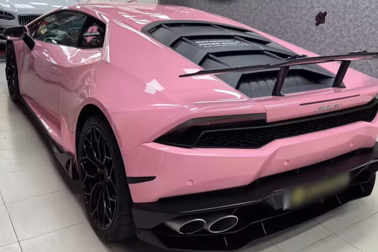 Ngoài bộ áo màu hồng, chiếc siêu xe Lamborghini Huracan LP610-4 đầy nữ tính này còn có điểm nhấn với bộ body kit chính hãng bao gồm cản trước mới, cản sau thể thao, cánh gió đuôi cố định, và bộ mâm đa chấu kép rất thể thao, đắt tiền.