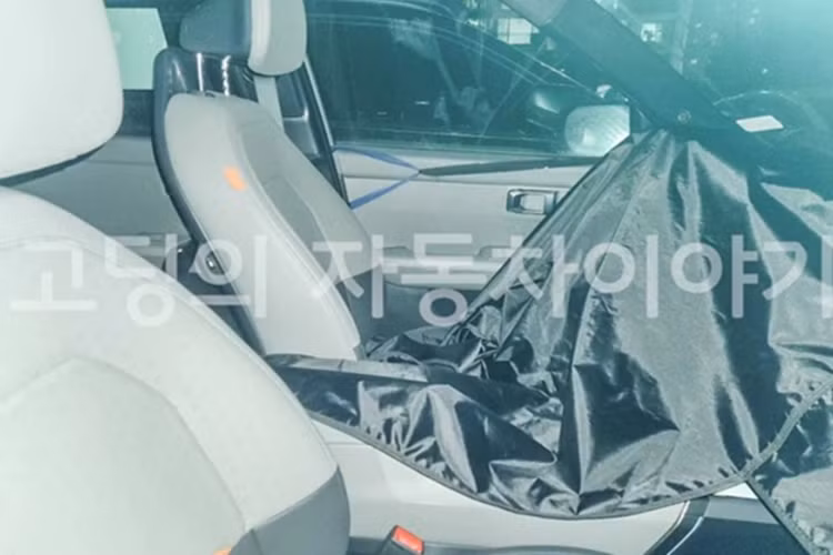 Trong thời gian qua, Kia đã bắt đầu chạy thử thế hệ thứ hai của Seltos và để lộ một số điểm mới đáng chú ý. Thiết kế ngoại thất của Kia Seltos mới mang phong cách vuông vức, thể thao hơn với các đường nét táo bạo ở phần đầu, thân và đuôi xe. Hệ thống đèn chiếu sáng được làm mới hoàn toàn.