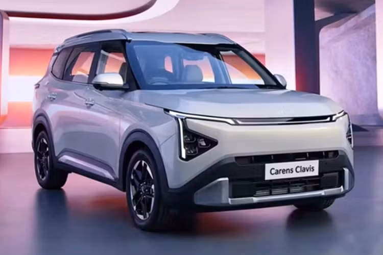 Kia Carens Clavis 2026 lieu co ve Viet Nam dau Mitsubishi Xpander?