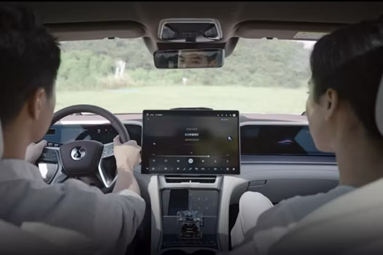 Không rõ xe sẽ có giá bao nhiêu tại Châu Âu, nhưng tại “quê nhà” Trung Quốc, giá xe Denza Z9 GT 2025 chỉ dao động từ 45.800 đến 56.800 USD (1,19 - 1,47 tỷ đồng), trong khi các mẫu Porsche cạnh tranh có giá khởi điểm từ 138.000 USD (3,58 tỷ đồng) trở lên. Nếu giữ chiến lược giá này tại châu Âu, Denza sẽ là là một đối thủ mà các “ông lớn” Đức phải dè chừng.