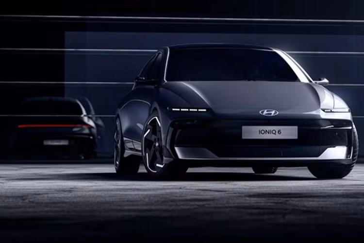 Khác với kiểu đèn lớn vuốt dài lên nắp ca-pô như phiên bản cũ, Hyundai Ioniq 6 2025 bản nâng cấp sử dụng đèn ban ngày LED mỏng nằm sát nắp ca-pô, kết hợp với cụm đèn pha tách biệt đặt thấp hơn ở phần cản trước. Sự thay đổi này không chỉ tạo nét khác biệt mà còn mang lại vẻ hiện đại, sắc sảo hơn cho Ioniq 6.