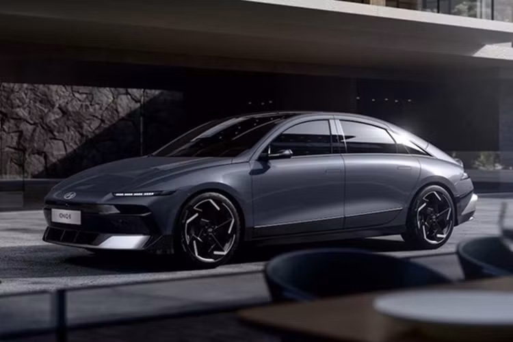 Tại Triển lãm Di động Seoul (Hàn Quốc), Hyundai đã chính thức giới thiệu phiên bản nâng cấp của Hyundai Ioniq 6 chạy điện. Xe sở hữu diện mạo mới với nhiều thay đổi dễ nhận ra nhưng vẫn giữ được phong cách độc đáo. Điểm nổi bật nhất là cụm đèn pha được thiết kế lại hoàn toàn.