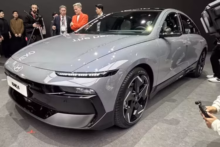 Bước vào bên trong, Ioniq 6 nâng cấp mang đến không gian thoải mái và tiện ích hơn cho người dùng. Vô-lăng được làm mới với thiết kế 3 chấu, tích hợp các cổng USB hiện đại để đáp ứng nhu cầu sạc thiết bị.