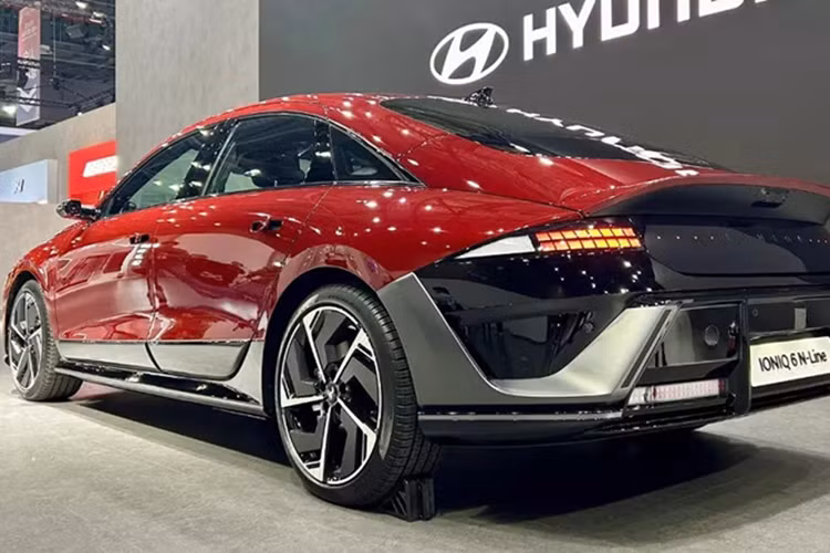 Về mức giá xe Hyundai Ioniq 6 2025, tại Hàn Quốc, Ioniq 6 hiện hành khởi điểm từ 46,95 triệu won (khoảng 830 triệu đồng), trong khi tại Mỹ, mức giá thấp nhất là 39.045 USD (khoảng 1 tỷ đồng).