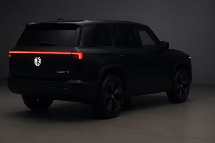 Về mặt kỹ thuật, Cyber X được phát triển trên nền tảng khung gầm E3 mới của MG, hỗ trợ hệ truyền động thuần điện. Ngoài ra, hãng cũng để ngỏ khả năng trang bị bản hybrid sạc điện (PHEV) nếu nhu cầu thị trường đủ lớn. Điều này mở ra tiềm năng tiếp cận đa dạng thị trường với nhiều tùy chọn phù hợp từng khu vực.