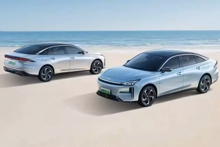 Geely Galaxy L6 EM-i plug-in hybrid sedan mới đã chính thức ra mắt tại Trung Quốc khởi điểm là 82.800 nhân dân tệ (11.330 USD). Trước đó, giá xe Geely Galaxy L6 EM-i 2025 bắt đầu được bán trước tại Trung Quốc vào ngày 17/1/2025 với mức giá từ 89.800 – 116.800 nhân dân tệ (12.285 – 15.980 USD).