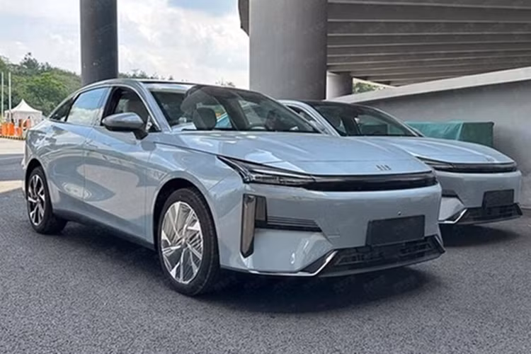 Kích thước của Galaxy L6 EM-i mới là bao gồm chiều dài, chiều rộng và chiều cao lần lượt sẽ là 4.782 x 1.875 x 1.489 mm với chiều dài cơ sở là 2752 mm. Để rõ ràng hơn, nó dài hơn 122 mm so với mẫu sedan Toyota Corolla. Tuy nhiên, Galaxy L6 EM-i ngắn hơn 78 mm so với đối thủ chính BYD Qin L DM-i.