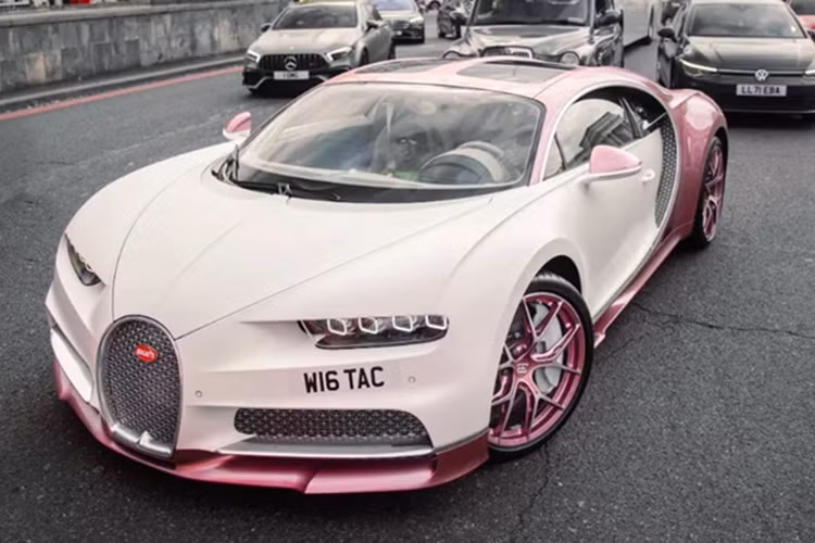 Chiếc Bugatti Chiron Sport Alice đặc biệt này sở hữu ngoại thất màu trắng ngà Matt Blanc kết hợp với hồng Silk Rose. Đây là lần đầu tiên màu hồng này xuất hiện nguyên bản trên chiếc Bugatti.