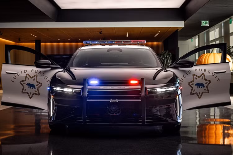 Theo hình ảnh được chia sẻ trên X (Twitter), xe cảnh sát Lucid Air chạy điện được trang bị đầy đủ đèn hiệu, thanh cản lưới tản nhiệt, mâm sắt... đi kèm phối màu trắng đen quen thuộc của cảnh sát bang California.