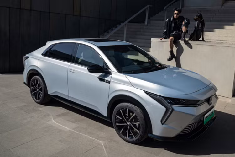 Tại Trung Quốc, mức giá xe Honda e:N2 có giá bán từ 159.800 nhân dân tệ (tương đương khoảng 570 triệu đồng). Nếu được phân phối tại Đông Nam Á, nhiều ý kiến cho rằng e:N2 sẽ là lựa chọn hấp dẫn và hợp lý hơn so với e:N1 hiện tại.