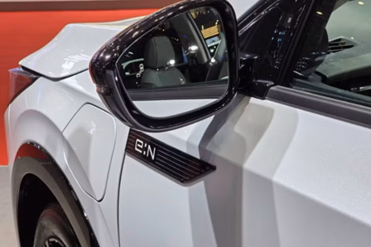 Về thiết kế, mẫu xe crossover điện Honda e:N2 sở hữu ngoại hình thể thao với kích thước tổng thể dài 4.788 mm, rộng 1.838 mm và cao 1.570 mm, chiều dài cơ sở đạt 2.753 mm. So với e:N1, mẫu e:N2 dài hơn 398 mm, rộng hơn 48 mm và có trục cơ sở dài hơn 143 mm, hứa hẹn mang lại không gian nội thất rộng rãi cùng cảm giác vận hành đầm chắc hơn.