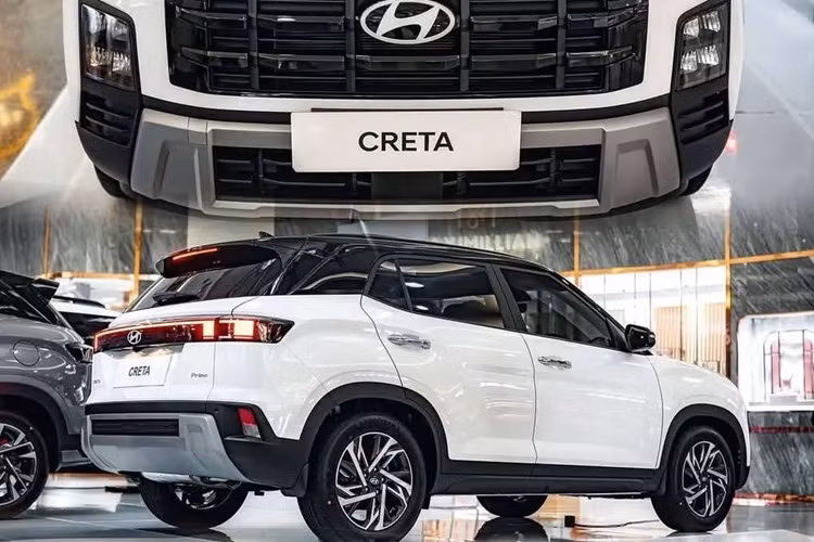 Về kích thước, mẫu xe SUV Hyundai Creta 2025 có kích thước dài x rộng x cao lần lượt là 4.330 x 1.790 x 1.635 (mm) và chiều dài cơ sở đạt 2.610 mm. Số đo này không khác so với phiên bản cũ. Về thiết kế, Hyundai Creta 2025 sở hữu ngoại hình hiện đại,khác biệt hoàn toàn so với bản đang bán tại Việt Nam.