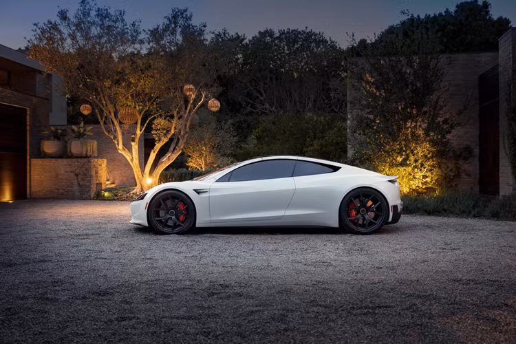 Tuy nhiên, không có bất kỳ thông tin nào về thời điểm bàn giao xe. Siêu xe điện Tesla Roadster từng gây chú ý khi ra mắt vào năm 2017 với những thông số ấn tượng như khả năng tăng tốc 0-96 km/h trong 1,9 giây và đạt tốc độ tối đa 402 km/h. Xe có phạm vi di chuyển lên đến 1.000 km mỗi lần sạc.