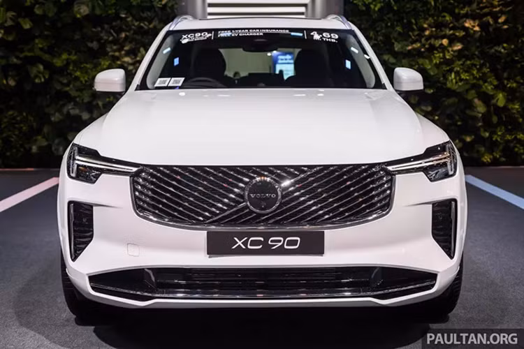 Tại Thái Lan, mức giá xe Volvo XC90 2025 chỉ có 1 phiên bản duy nhất được phân phối là T8 AWD Ultra lên đến 4,69 triệu Baht (tương đương 3,53 tỷ đồng). Nhiều khả năng xe sẽ được nhập khẩu nguyên chiếc từ Malaysia nơi hãng Volvo đặt nhà máy ở Shah Alam. 