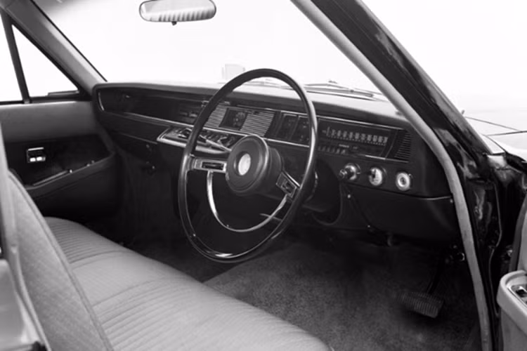 Thế hệ thứ hai của Toyota Century được trình làng vào năm 1997. Dù không thay đổi quá nhiều về thiết kế nhưng động cơ của Toyota Century thế hệ thứ hai đã được cải tiến thành động cơ V12 5.0L.