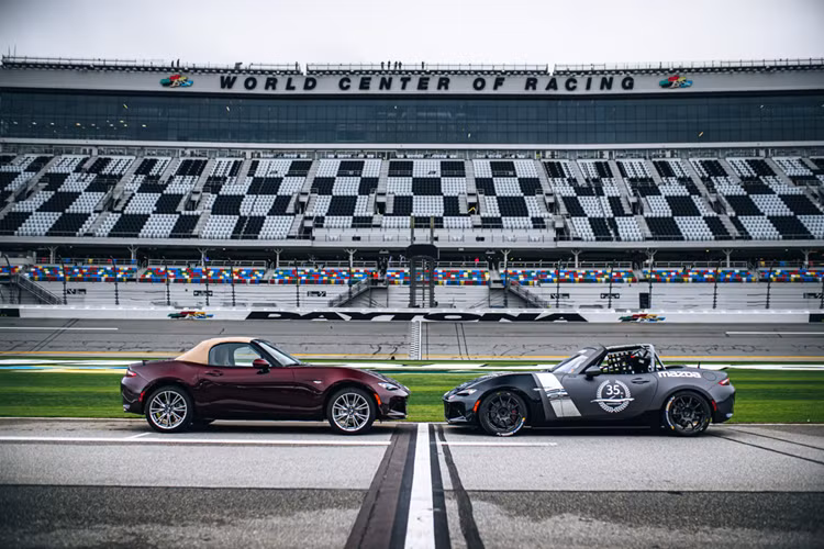 Mazda MX-5 Miata 35th Anniversary trinh lang, tu 900 trieu dong