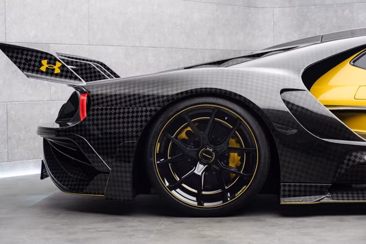 Hệ thống chiếu sáng này, chia thành 4 đèn pha riêng lẻ, mang đến cho Ford GT Le MANSORY diện mạo hoàn toàn độc đáo, vừa khác biệt rõ rệt so với nguyên bản có thiết kế tròn trịa. Nhờ ngôn ngữ thiết kế mới, xe sở hữu vẻ ngoài rực rỡ về mặt thị giác, không thể nhầm lẫn với các khe hút gió lớn hơn và cánh gió sau tích hợp các tấm flap.
