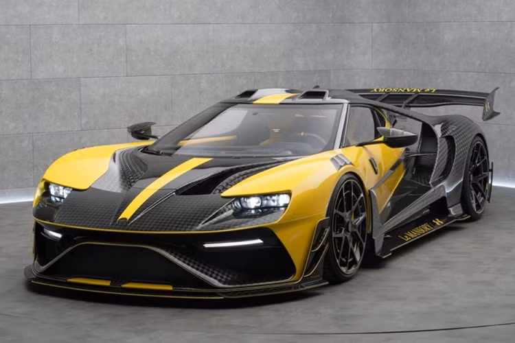 Để quảng bá dòng quần áo mới từ UNDER ARMOUR và MANSORY, dự kiến ra mắt vào tháng 8/2025, MANSORY đã giới thiệu phiên bản duy nhất - “ONE-OFF” của chiếc Ford GT Le Mansory huyền thoại tại buổi tiệc độc quyền diễn ra vào đêm trước trận NBA All-Star Game tại San Francisco.