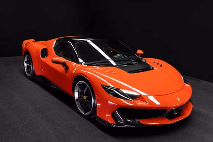  Ferrari 296 Speciale 2025 mới với “Speciale” mang nghĩa đặc biệt – và đúng như tên gọi, mẫu xe này là sự kết tinh giữa tốc độ, công nghệ và nghệ thuật thiết kế. Đây cũng là cách hãng siêu xe Ý tiếp nối tinh thần của 458 Speciale từng làm mưa làm gió năm 2013.