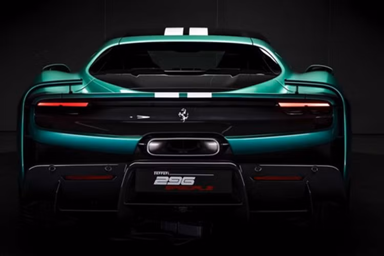 Dù không giới hạn số lượng, Ferrari 296 Speciale chỉ được mở đặt hàng trong một khoảng thời gian nhất định. Giá xe Ferrari 296 Speciale khởi điểm của mẫu xe này là 407.000 euro (tương đương khoảng 463.000 USD hay 11,7 tỷ đồng). Một mức giá xứng tầm cho những khách hàng tìm kiếm sự đặc biệt – cả về thiết kế lẫn hiệu năng.
