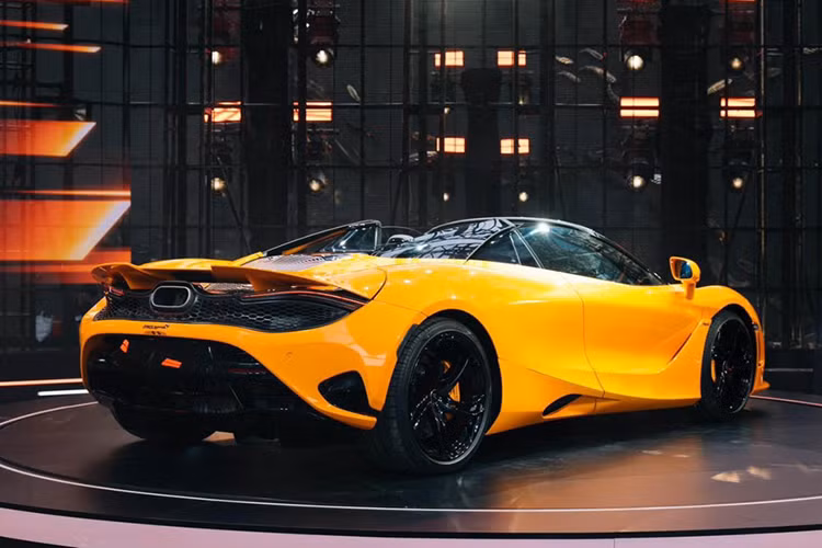 Động cơ của 750S được đặt dọc ở giữa xe, kết hợp cùng hộp số tự động SSG 7 cấp và hệ dẫn động cầu sau RWD. Nhờ đó, McLaren 750S có thể tăng tốc từ 0-100 km/h trong thời gian 2,8 giây, từ 0-200 km/h trong 7,2 giây và 0-299 km/h trong 19,8 giây, trước khi đạt tốc độ tối đa 332 km/h.