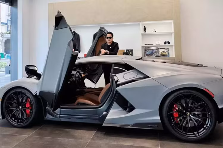 Còn với hãng siêu xe Lamborghini tại Việt Nam, họ đã có 1 năm bận rộn với việc ra mắt mẫu siêu xe chiến lượng là Revuelto tại thị trường Việt Nam, bên cạnh đó còn bàn giao rất nhiều mẫu xe khác như Huracan Tecnica, Urus S hay Urus Performante.