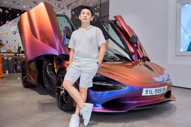 Phía McLaren cũng không chịu kém cạnh khi mang cặp đôi McLaren 750S và McLaren 750S Spider về nước giới thiệu, trước khi bàn giao cho 2 đại gia sinh sống ở TP HCM, riêng 750S Coupe sở hữu màu sơn gần 2 tỷ đồng. Ngoài ra còn có sự xuất hiện của 2 chiếc McLaren Artura Spider.