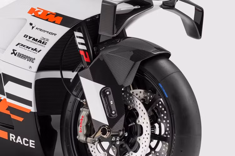 "Dàn chân" được chăm chút kỹ lưỡng với bộ mâm hợp kim Dymag, hệ thống phanh Brembo gồm cặp đĩa phanh 290 mm kết hợp cùng kẹp phanh 4 piston ở phía trước và đĩa phanh 230 mm với kẹp phanh 2 piston phía sau.