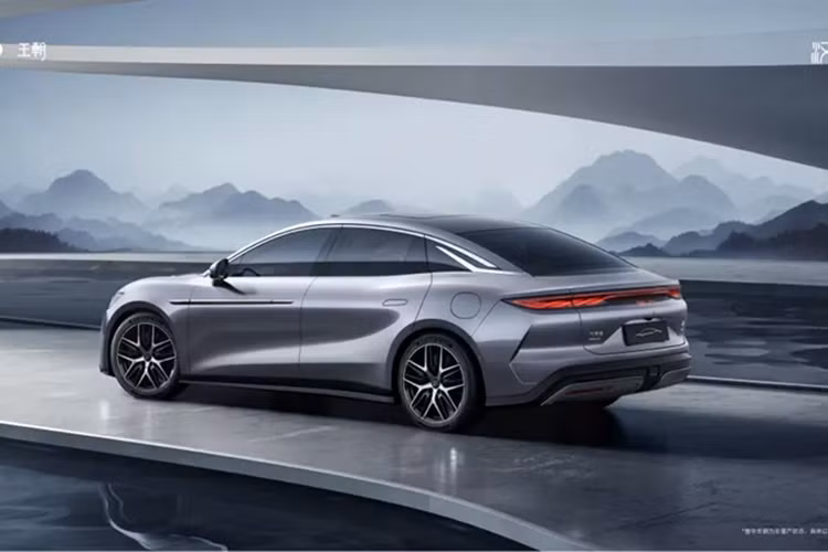 Ngoại thất của xe sedan BYD Han L 2025 giống với phiên bản thông thường của Han. Đầu xe sử dụng đèn pha kéo dài kết hợp với một chi tiết mạ crôm. Xe có cảm biến LiDAR trên nóc, tay nắm cửa phẳng, đường mái nghiêng và một dải đèn hậu đơn. Các tính năng khác của Han L bao gồm vành mười chấu với kẹp phanh màu đỏ và cửa sổ trời lớn.