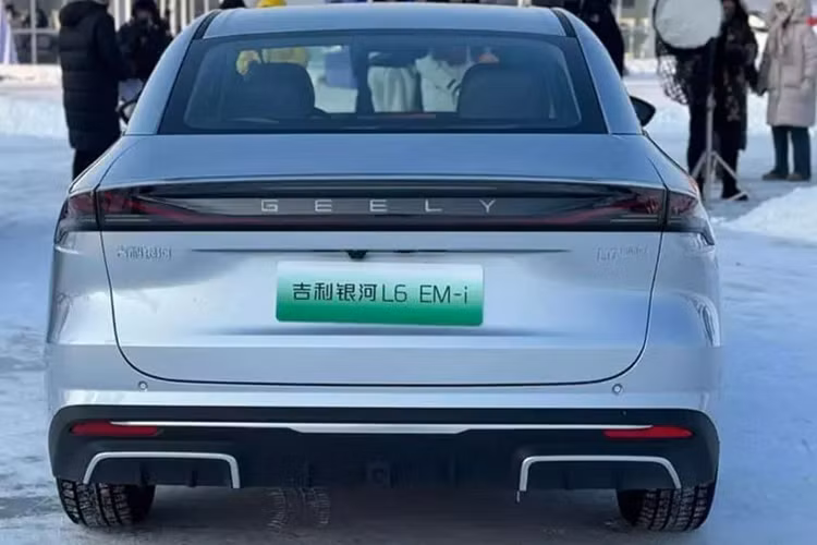 Kích thước dự kiến cũng không thay đổi, với chiều dài, chiều rộng và chiều cao lần lượt là 4782/1875/1489 mm và chiều dài cơ sở là 2752 mm. Không giống như ngoại thất, nội thất của Geely Galaxy L6 EM-i đã thay đổi rất nhiều, chủ yếu ở bảng điều khiển trung tâm.