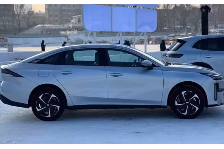 Về ngoại thất, ngoại hình của mẫu xe sedan Geely Galaxy L6 EM-i vẫn không thay đổi nhiều so với L6 hiện đang được bán , ngoại trừ tay nắm cửa ẩn trở thành tay nắm cửa thông thường và logo EM-i được thêm vào đuôi xe.