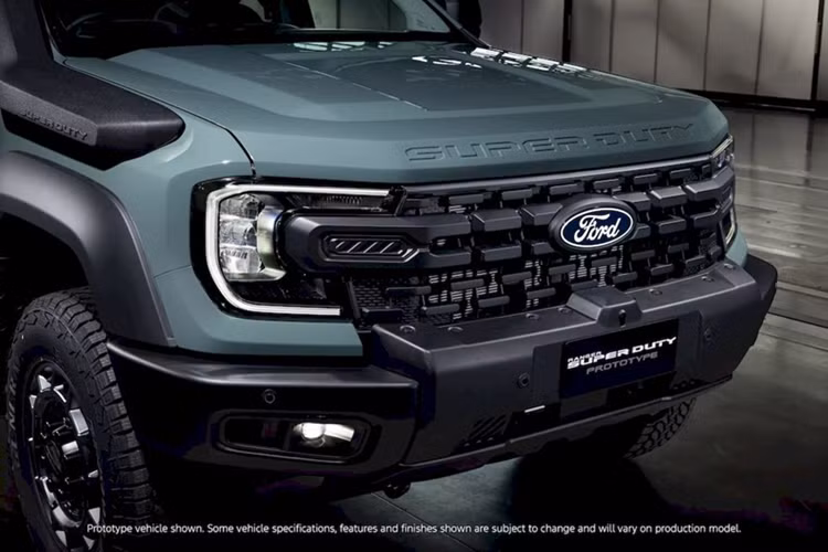 So với các biến thể Ranger khác, Super Duty có một số điểm nhận dạng rất dễ nhận biết. Theo đó, ở khu vực đầu xe, lưới tản nhiệt và cản trước đều được làm lại để bền chắc hơn, ca-pô phía trên có thêm tem với dòng chữ “Super Duty”.