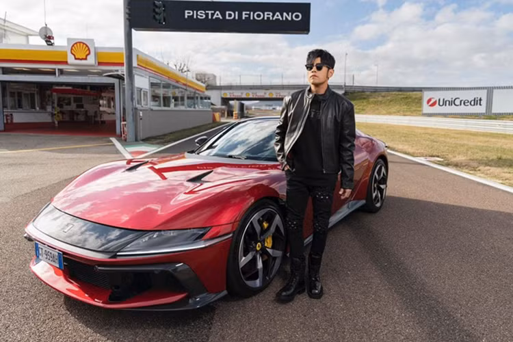 Sau khi dừng sản xuất mẫu 812 Superfast, Ferrari đã ra mắt toàn cầu mẫu siêu xe mới để thay thế, mang tên gọi 12Cilindri (trong tiếng Ý tạm dịch là 12 xy-lanh). Ferrari 12Cilindri 2024 mới có 2 phiên bản gồm Coupe mui cố định, và Spider có thể xếp gọn mui.