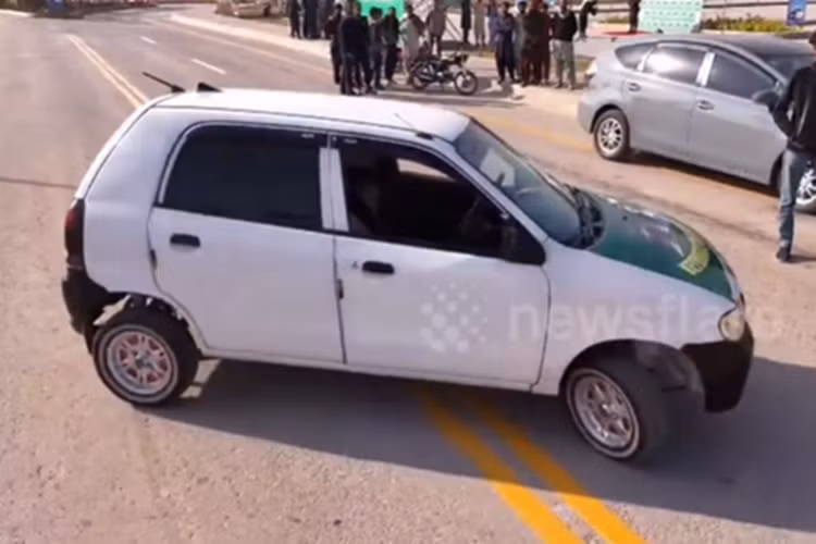 Dù không được đào tạo bài bản, nhưng hiện tại Abbasi đang cố gắng học tốt ở trường đại học để lấy bằng kỹ sư. Ước mơ của Abbasi là xây dựng một công ty ôtô đa quốc gia như Tesla tại Pakistan. Anh cũng mong muốn được học tập tại các trường đại học hàng đầu thế giới như Viện Công nghệ Massachusetts (MIT, Mỹ).
