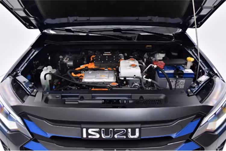 Isuzu trang bị cho D-Max EV hệ thống dẫn động 4 bánh toàn thời gian, kết hợp hai động cơ điện cho tổng công suất 188 mã lực và mô-men xoắn cực đại 325 Nm. So với bản diesel, xe điện mạnh hơn 26,8 mã lực nhưng giảm nhẹ 35 Nm mô-men xoắn.